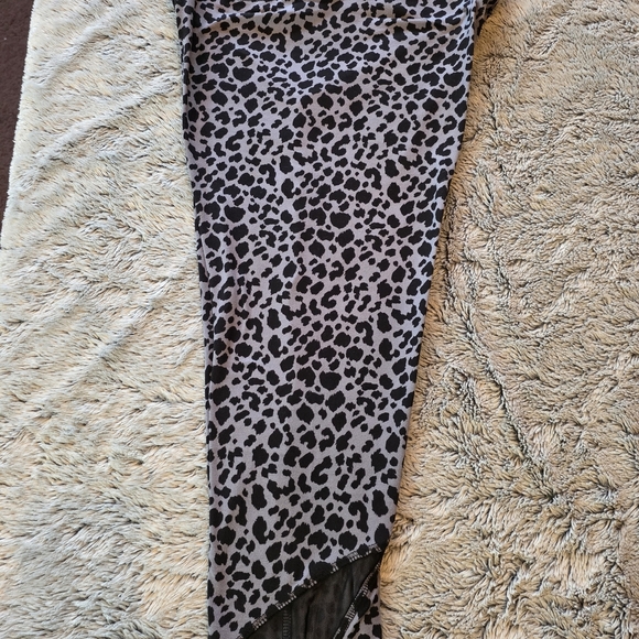 Serra Black and Gray Cropped Leggings. Size Medium - Picture 3 of 7